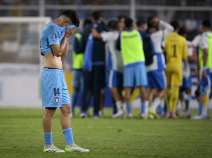 Jugador de Deportes Iquique lamentando la eliminación de la Copa Chile